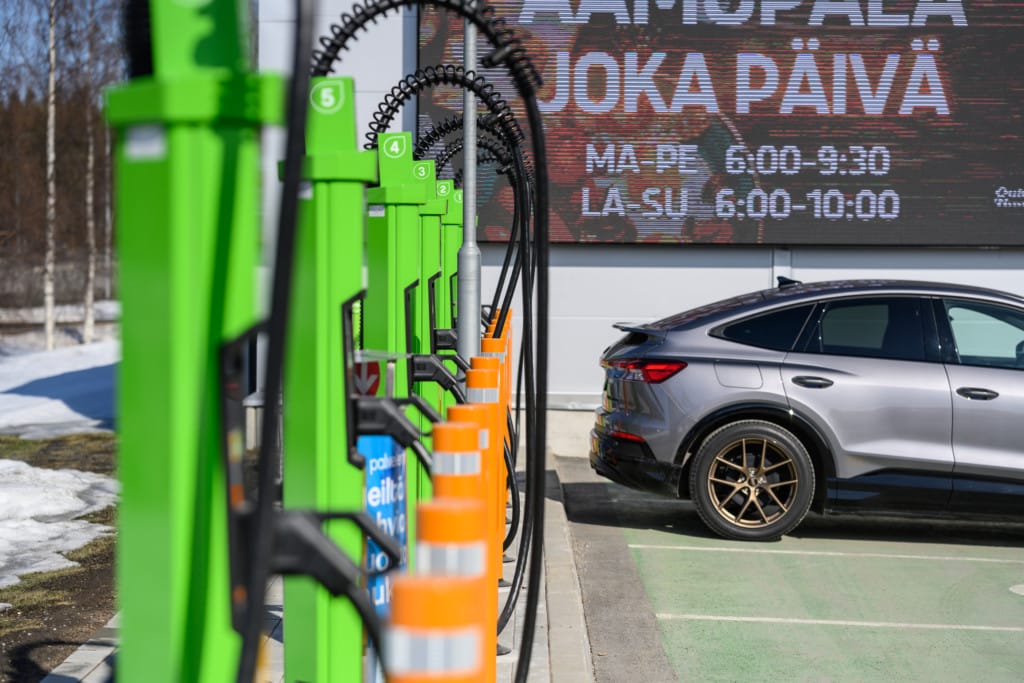 Recarga de vehículos eléctricos en un comercio minorista con Kempower Satellite de energía verde